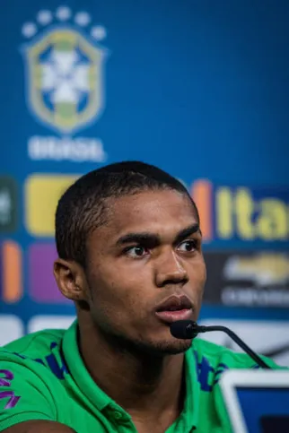 Imagem ilustrativa da imagem Tite convoca Seleção Brasileira para Eliminatórias com retorno de Douglas Costa