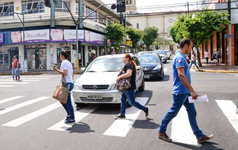 Imagem ilustrativa da imagem Pedestres e motoristas disputam espaço no trânsito