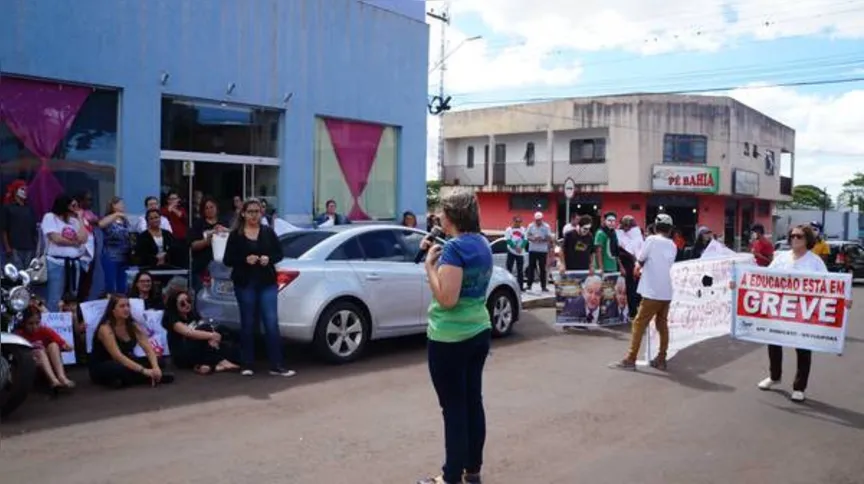 Imagem ilustrativa da imagem Greve impede retorno das aulas em escolas desocupadas 