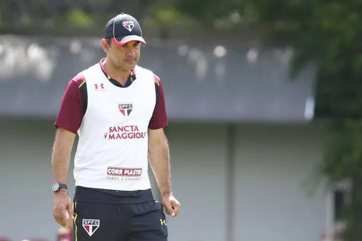 Imagem ilustrativa da imagem Ricardo Gomes enfrenta ‘sombra’ de Ceni