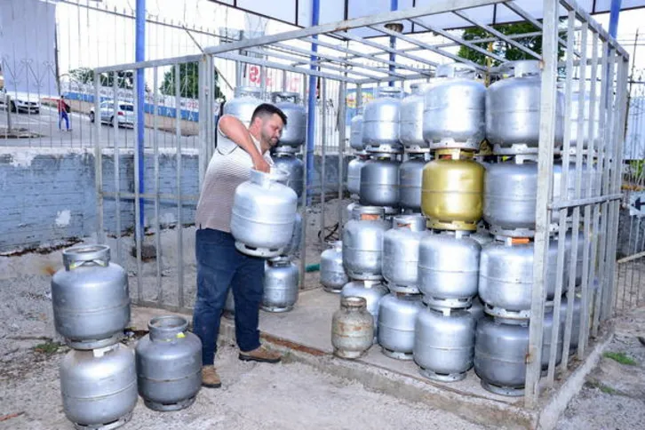 Imagem ilustrativa da imagem Petrobras altera contratos e gás de cozinha vai subir