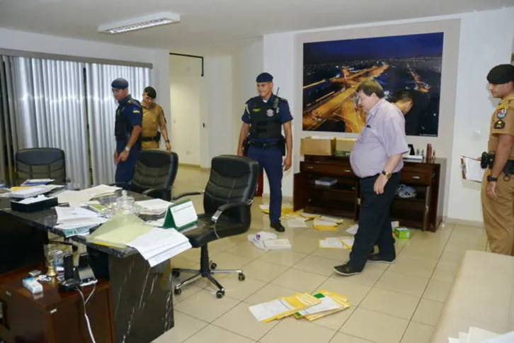 Imagem ilustrativa da imagem Gabinete do prefeito de Arapongas é invadido depois do expediente