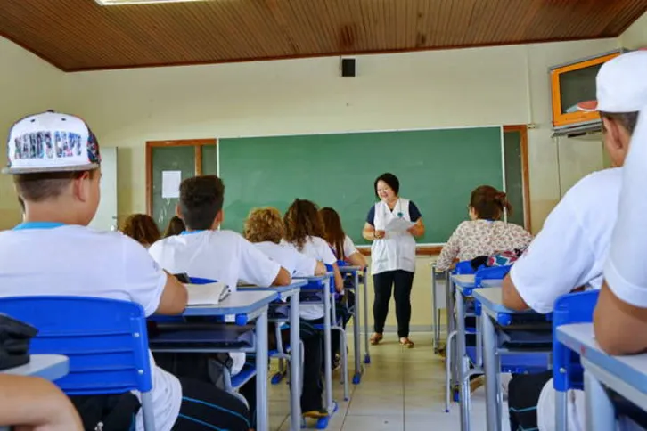 Imagem ilustrativa da imagem Alunos terão aulas até no sábado à noite para fechar o ano letivo