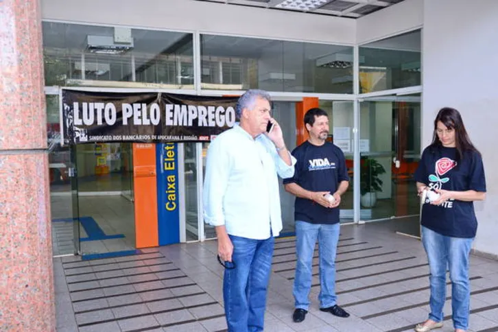 Imagem ilustrativa da imagem Bancários atrasam abertura de agências em Apucarana