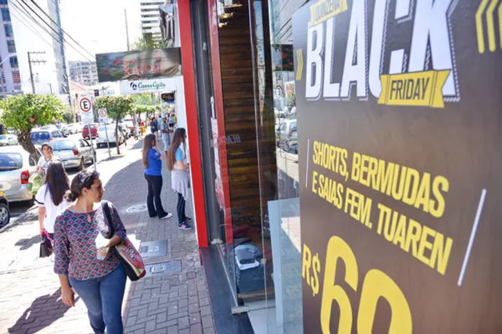 Imagem ilustrativa da imagem Comércio de rua adota ‘Black Friday’ e promete promoções