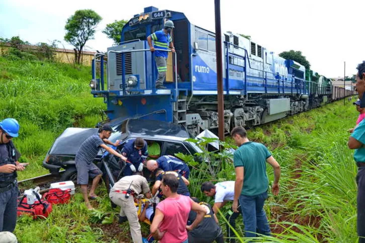 Imagem ilustrativa da imagem Carro é atingido por trem em Apucarana
