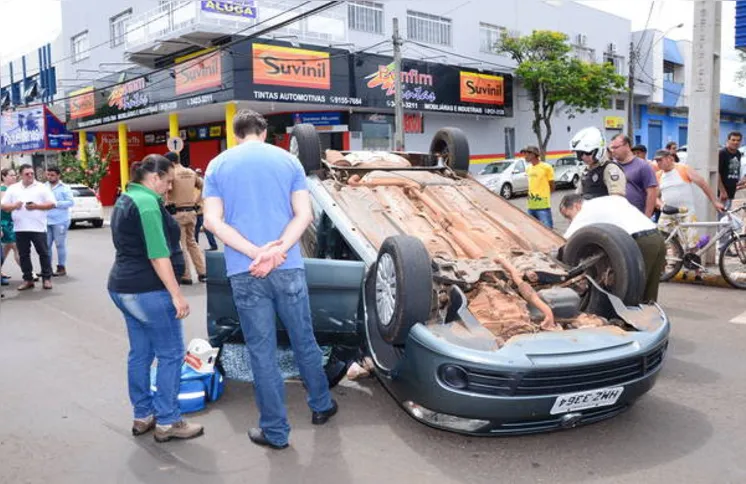 Imagem ilustrativa da imagem Carro capota  após colisão na Avenida Curitiba