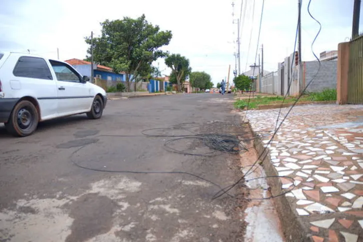 Imagem ilustrativa da imagem Fios soltos geram transtornos para moradores em bairro de Apucarana